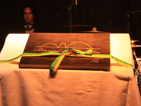 Foto: BIENAL-(37).jpg
Criada em : 20/09/2025 15:55:57
Peso : 31661 bytes
Dimens&atilde;o : 450 X 338 pixel
Cores : 
Foto = 31