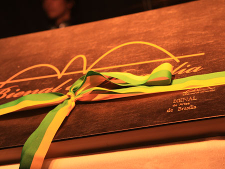 Foto: BIENAL-(38).jpg
Criada em : 20/09/2025 15:55:57
Peso : 38414 bytes
Dimens&atilde;o : 450 X 338 pixel
Cores : 
Foto = 32