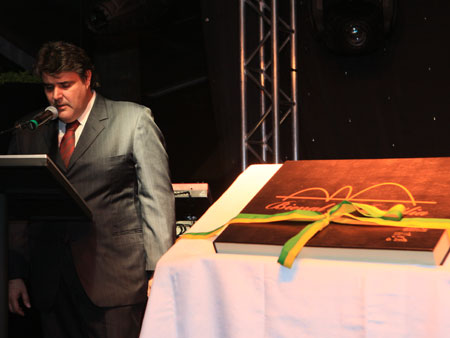 Foto: BIENAL-(40).jpg
Criada em : 20/09/2025 15:55:57
Peso : 27894 bytes
Dimens&atilde;o : 450 X 338 pixel
Cores : 
Foto = 34