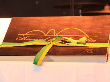 Foto: BIENAL-(48).jpg
Criada em : 20/09/2025 15:55:57
Peso : 28497 bytes
Dimens&atilde;o : 450 X 338 pixel
Cores : 
Foto = 41