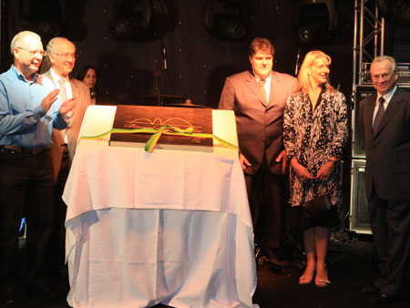 Foto: BIENAL-(49).jpg
Criada em : 20/09/2025 15:55:57
Peso : 40647 bytes
Dimens&atilde;o : 450 X 338 pixel
Cores : 
Foto = 42