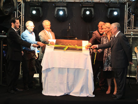 Foto: BIENAL-(51).jpg
Criada em : 20/09/2025 15:55:57
Peso : 39968 bytes
Dimens&atilde;o : 450 X 338 pixel
Cores : 
Foto = 45