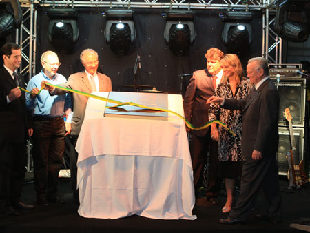 Foto: BIENAL-(52).jpg
Criada em : 20/09/2025 15:55:57
Peso : 44267 bytes
Dimens&atilde;o : 450 X 338 pixel
Cores : 
Foto = 46