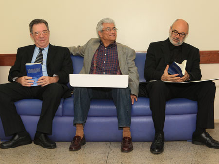 Foto: BIENAL-(62).jpg
Criada em : 20/09/2025 15:55:57
Peso : 29665 bytes
Dimens&atilde;o : 450 X 338 pixel
Cores : 
Foto = 56