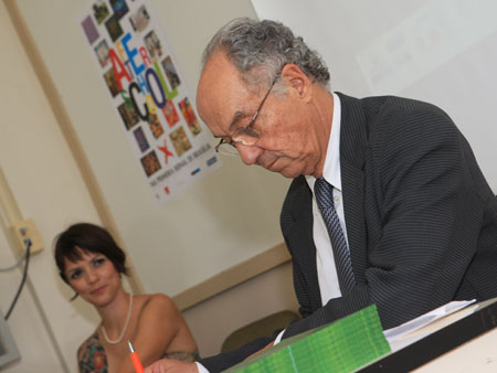 Foto: BIENAL-(64).jpg
Criada em : 20/09/2025 15:55:57
Peso : 29090 bytes
Dimens&atilde;o : 450 X 338 pixel
Cores : 
Foto = 58