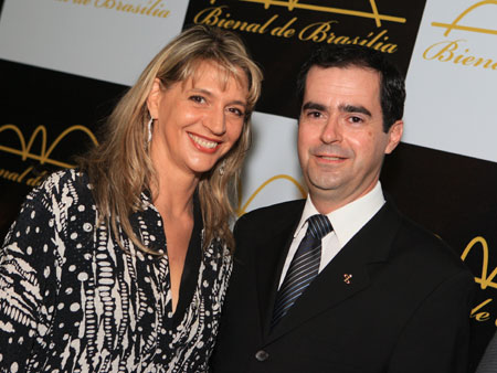 Foto: BIENAL-(7).jpg
Criada em : 20/09/2025 15:55:57
Peso : 43914 bytes
Dimens&atilde;o : 450 X 338 pixel
Cores : 
Foto = 64