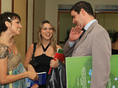 Foto: BIENAL-(73).jpg
Criada em : 20/09/2025 15:55:57
Peso : 37407 bytes
Dimens&atilde;o : 450 X 338 pixel
Cores : 
Foto = 66